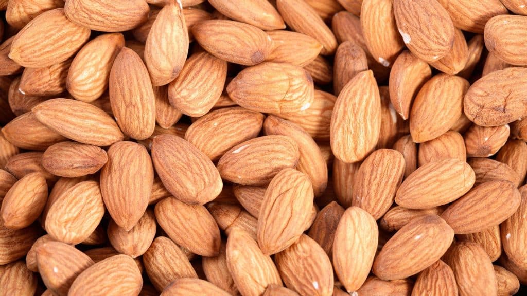 Очищенный миндаль