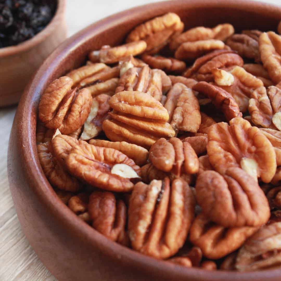 Тарелка с орехами пекан