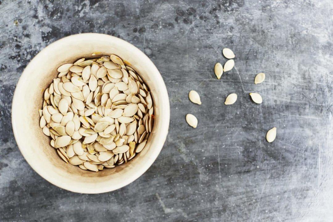 Тарелка тыквенных семечек