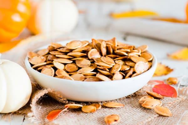Семена тыквы в миске