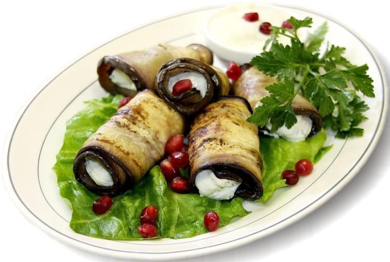 Баклажан с луком и твердым сыром